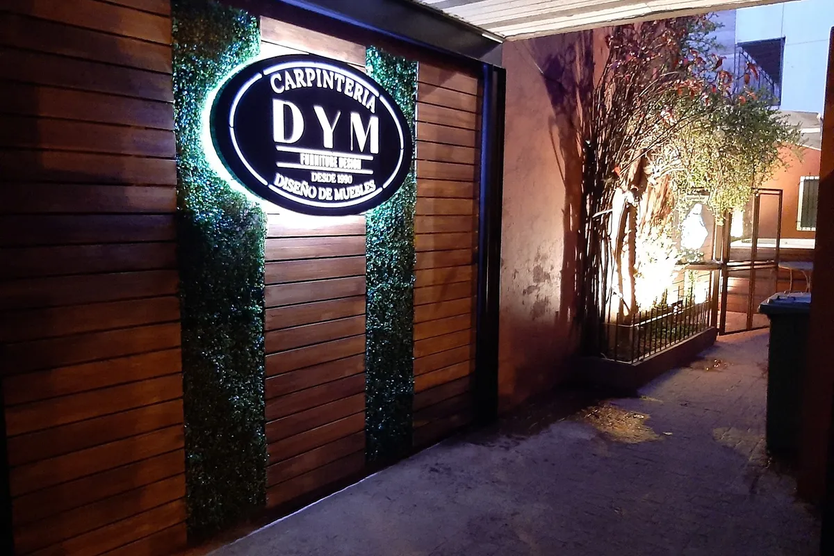 Cartel iluminado de Carpintería DYM, diseño de muebles desde 1990