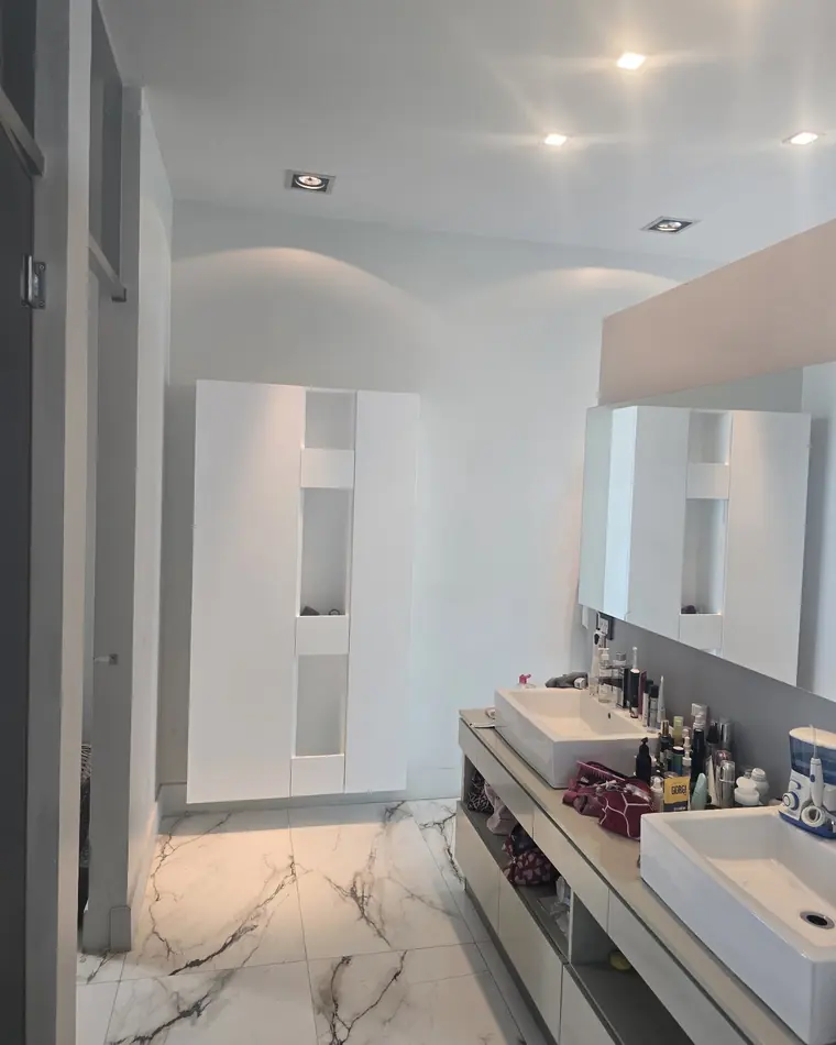 Baño con vanitory blanco a medida y mesada con bachas