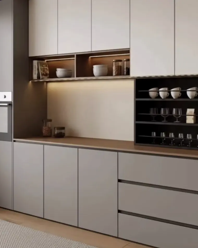 Cocina a medida gris claro con estantes de madera iluminados