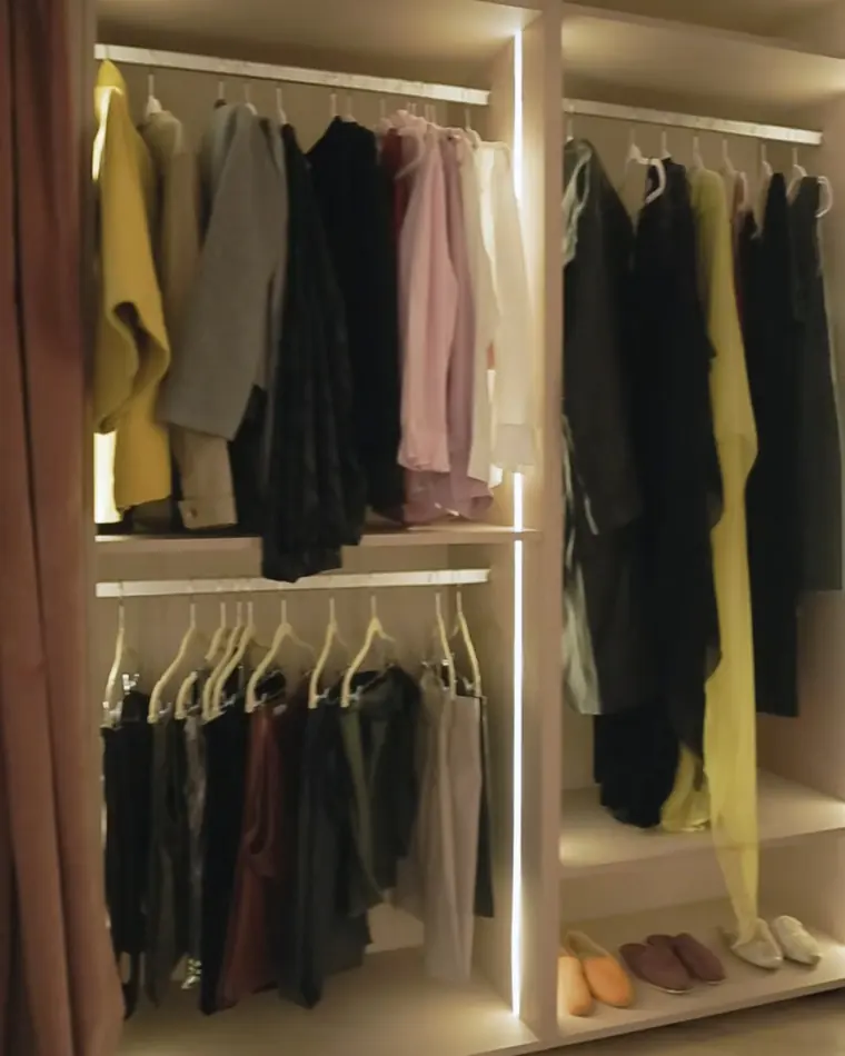 Vestidor a medida con iluminación LED y barrales para colgar ropa