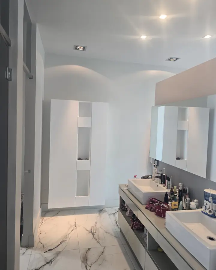 Baño con vanitory blanco y doble bacha