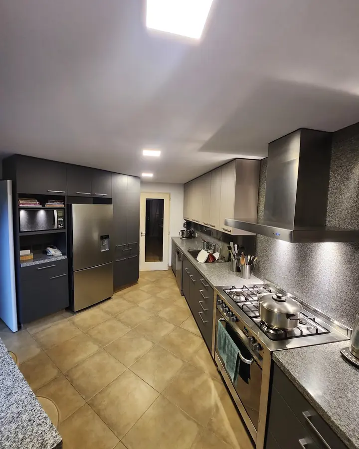 Cocina gris grafito con columnas y mesada de granito