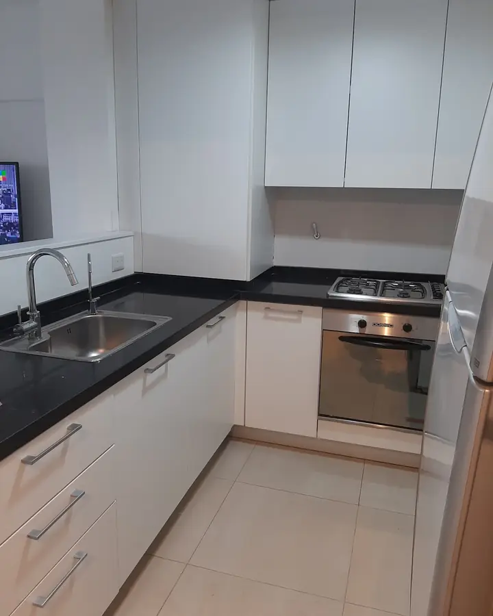 Cocina blanca con mesada negra
