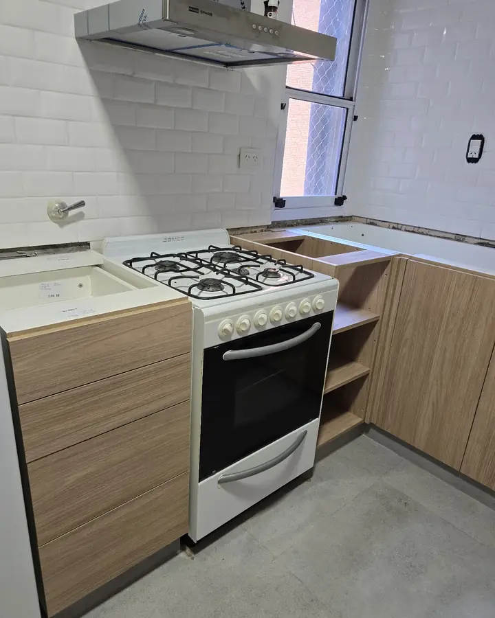 Bajo mesada en madera con cocina blanca