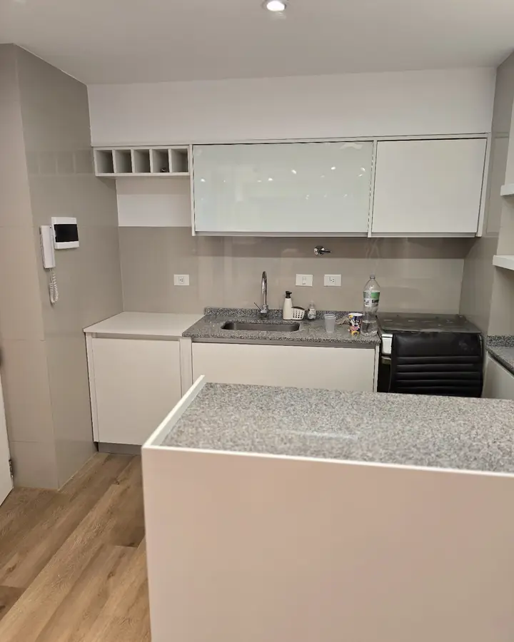 Cocina blanca con isla de granito