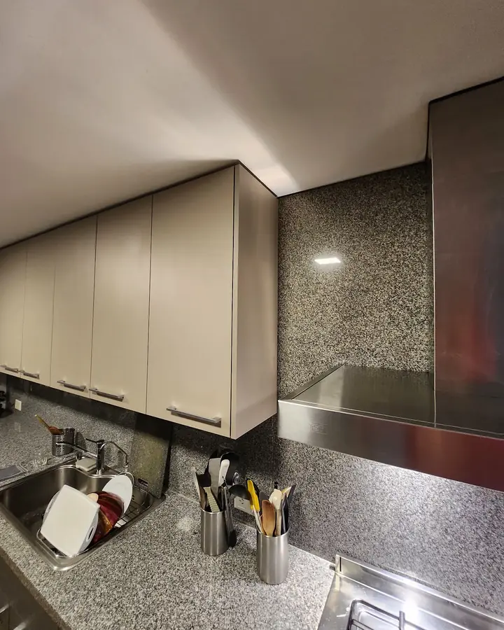 Alacenas beige con mesada de granito