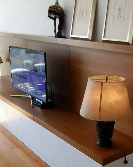 Rack de TV de madera con base blanca y repisa