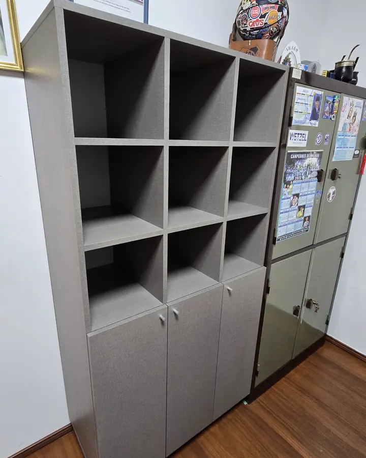 Mueble con nichos gris oscuro y puertas
