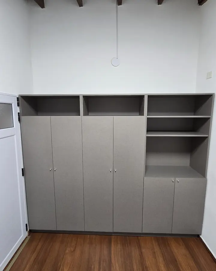 Mueble gris de guardado con nichos superiores