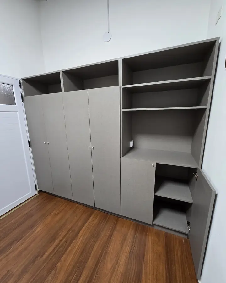 Mueble de guardado gris con puertas y nichos