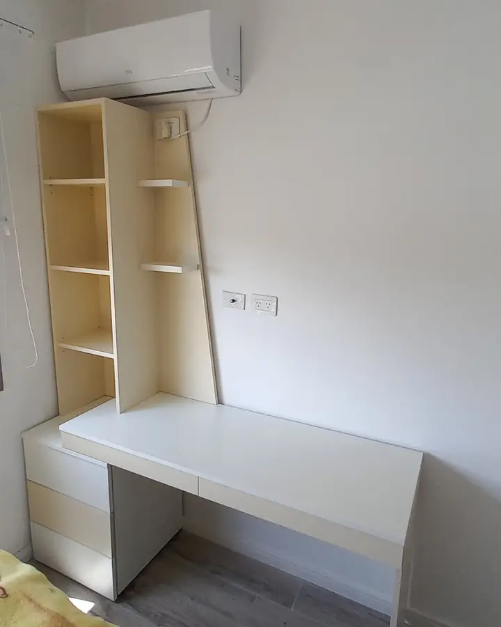 Escritorio blanco con estantes en madera