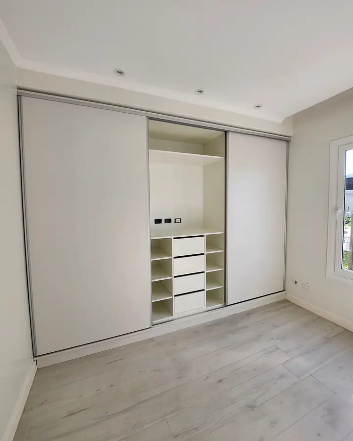 Placard blanco de puertas corredizas con interior de cajones
