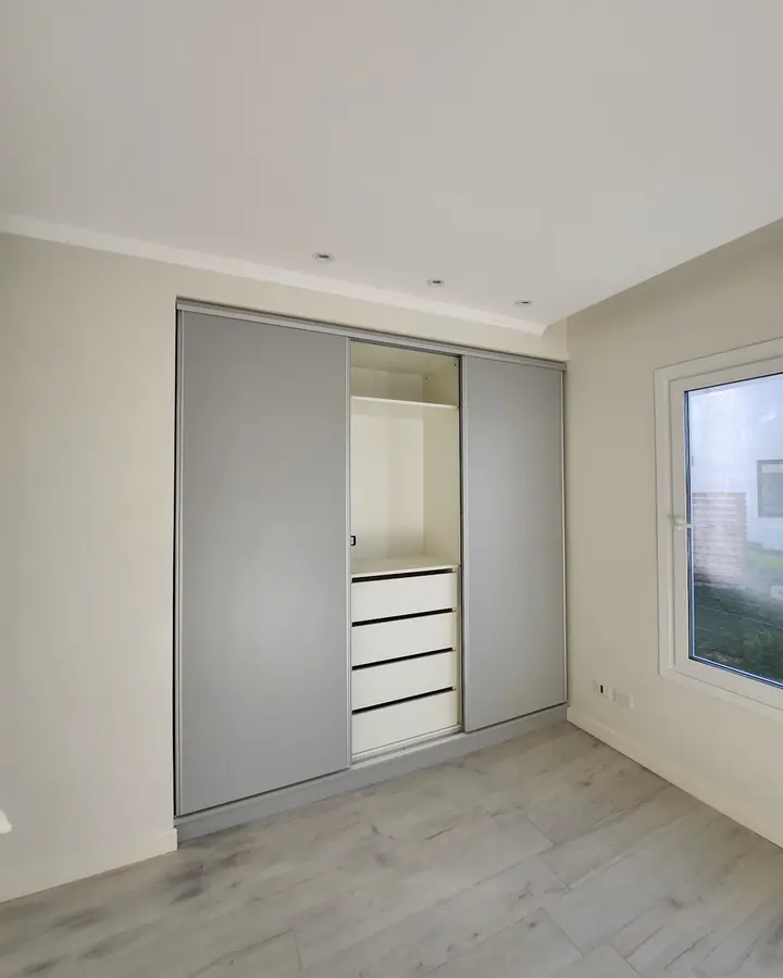 Placard gris con interior de cajones