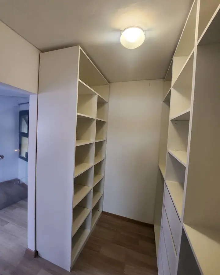 Vestidor con estantes en madera y blanco