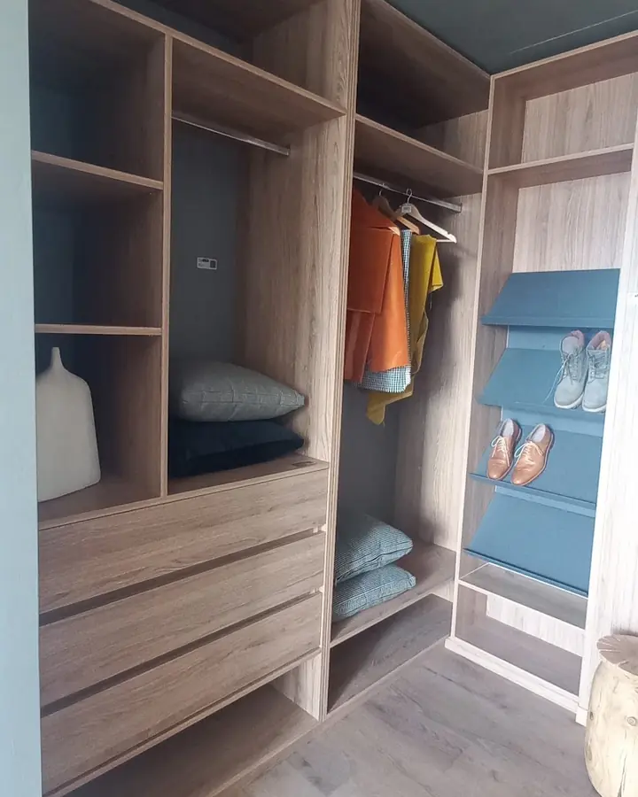 Vestidor abierto con cajonera y estantes