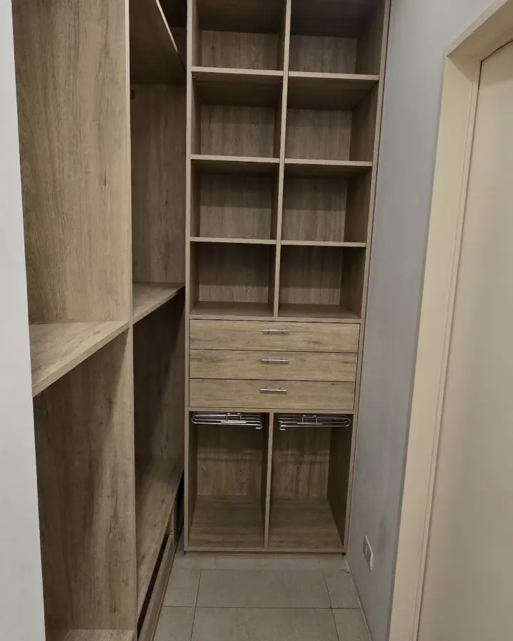 Interior de placard en madera con estantes