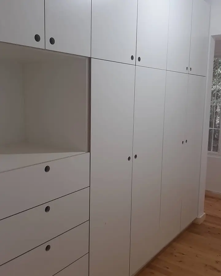 Placard blanco con cajones y espacio para guardado