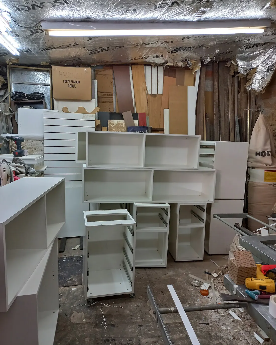Taller de Carpintería DYM con muebles blancos en fabricación
